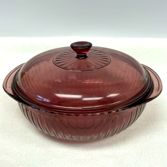 Vintage PYREX   ribbed 2 L pink/cranberry glass lidded casserole 024-S - Picture 1 of 7